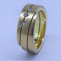 Goldring von Meister mit 3 Brillanten in 750 Gelbgold