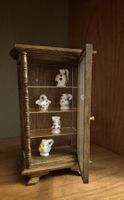 Vitrine mit Vasen fürs Puppenhaus/Puppenstube 