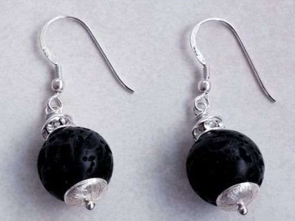 Swarovski Orecchini pendenti & Orecchini a lobo: Silber Ohrhänger mit Lavastein und Swarovski Ring – Nuovo e nell'imballaggio originale da Winistorf venduto da acreativ2