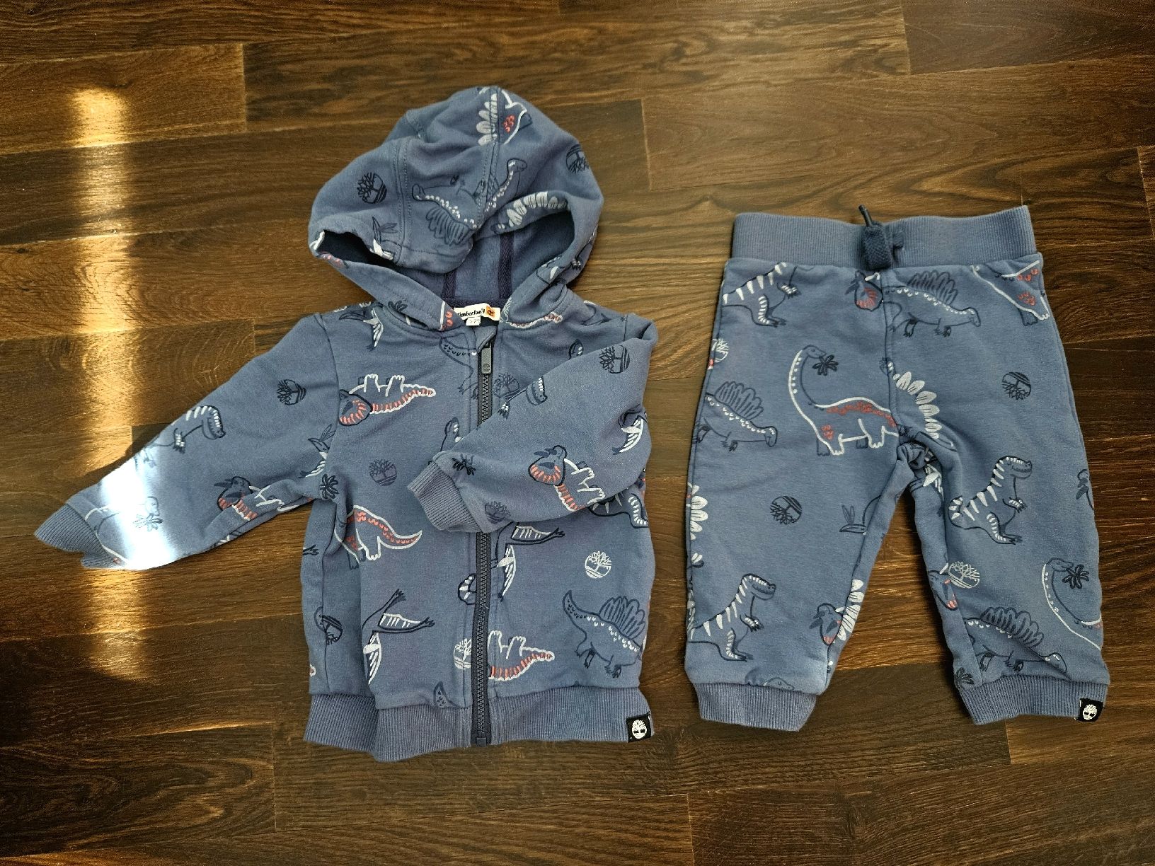Lotti & Set di vestiti: Timberland Dinosaur sweatpants set – Nuovo (secondo la descrizione) da Affoltern am Albis venduto da Katarinushka