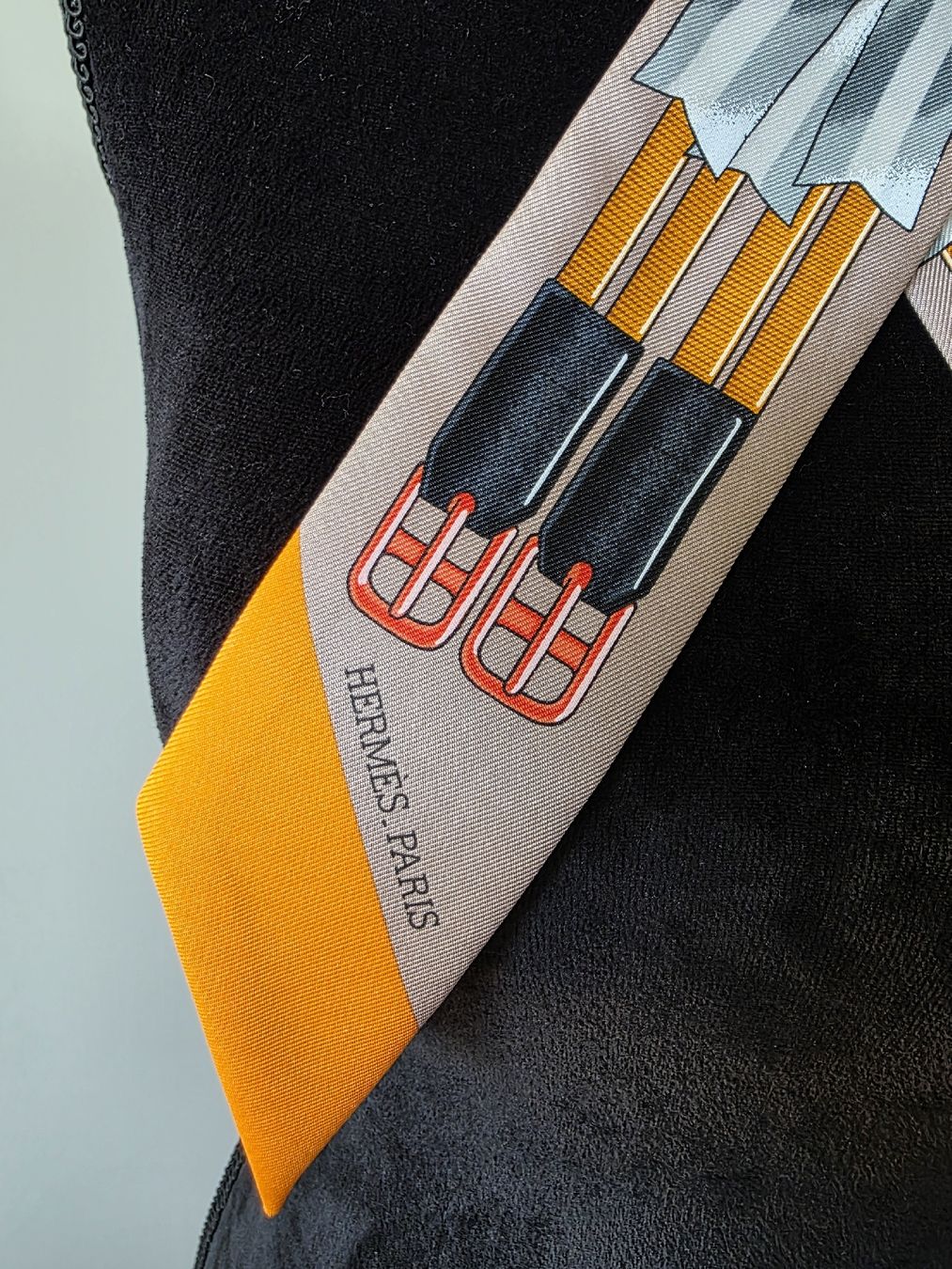 Hermès Foulards, Tücher & Schals: Hermès Twilly Seidentuch – 100% Seide – Gebraucht aus Zürich von LIMAR 2
