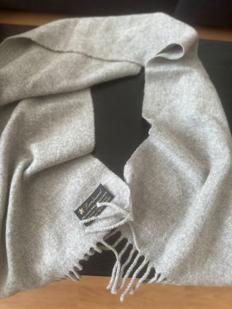 Edler Schal in grau - wie neu