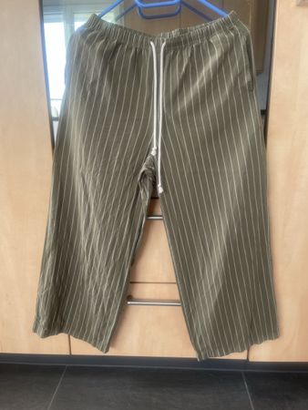 Hose gestreift oliv mit Kordelzug