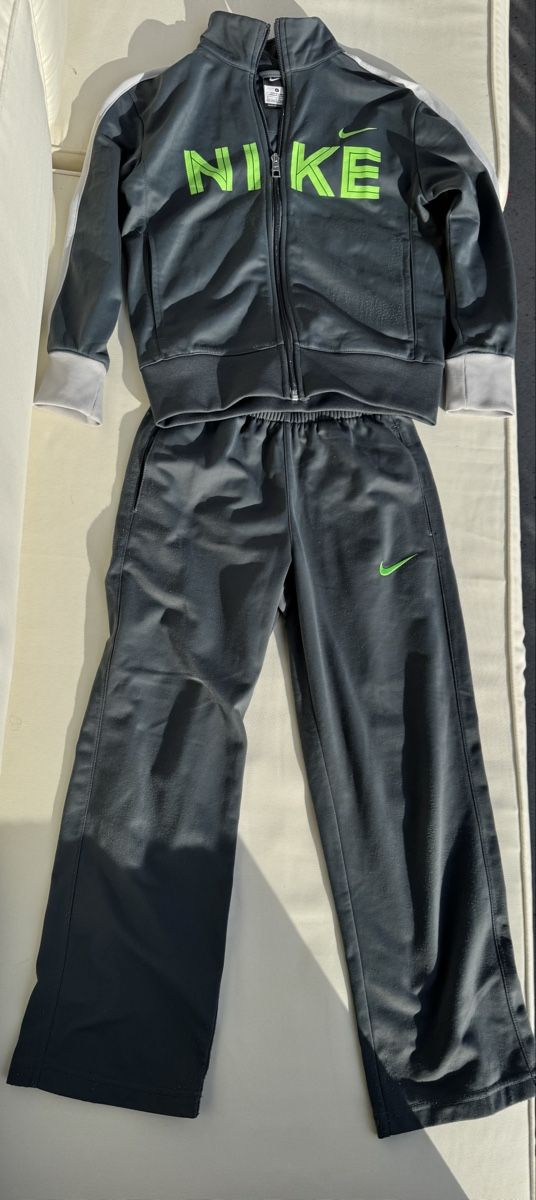 Nike Jumpsuits: Nike Tracksuit (128-140) – Gebraucht aus Bassersdorf von mmikolaj 1