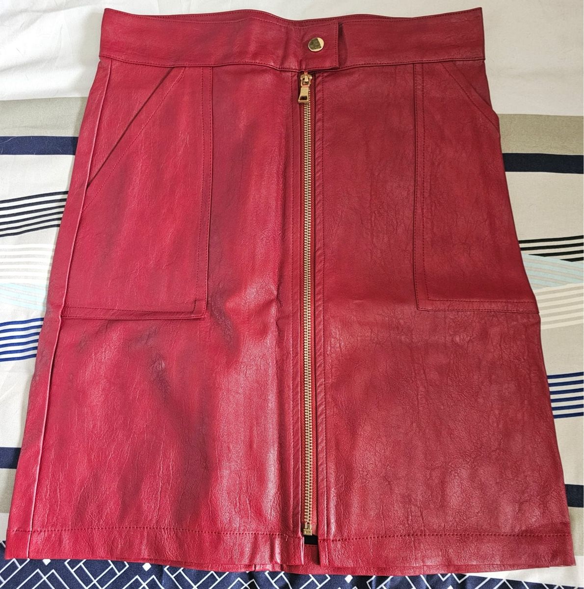 Gonne: Mini-jupe rouge en simili cuir avec fermeture éclair dorée – Nuovo e nell'imballaggio originale da Henniez venduto da jcf_6rzc