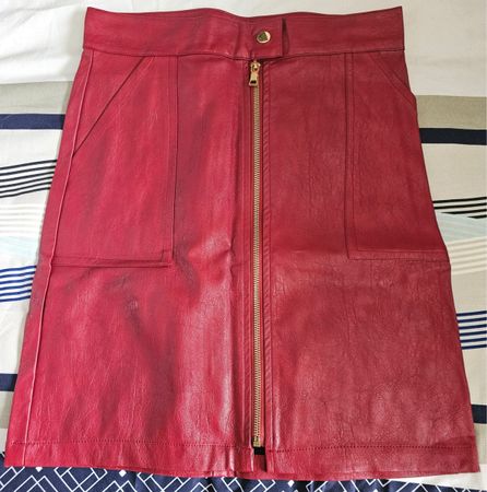 Mini-jupe rouge en simili cuir avec fermeture éclair dorée