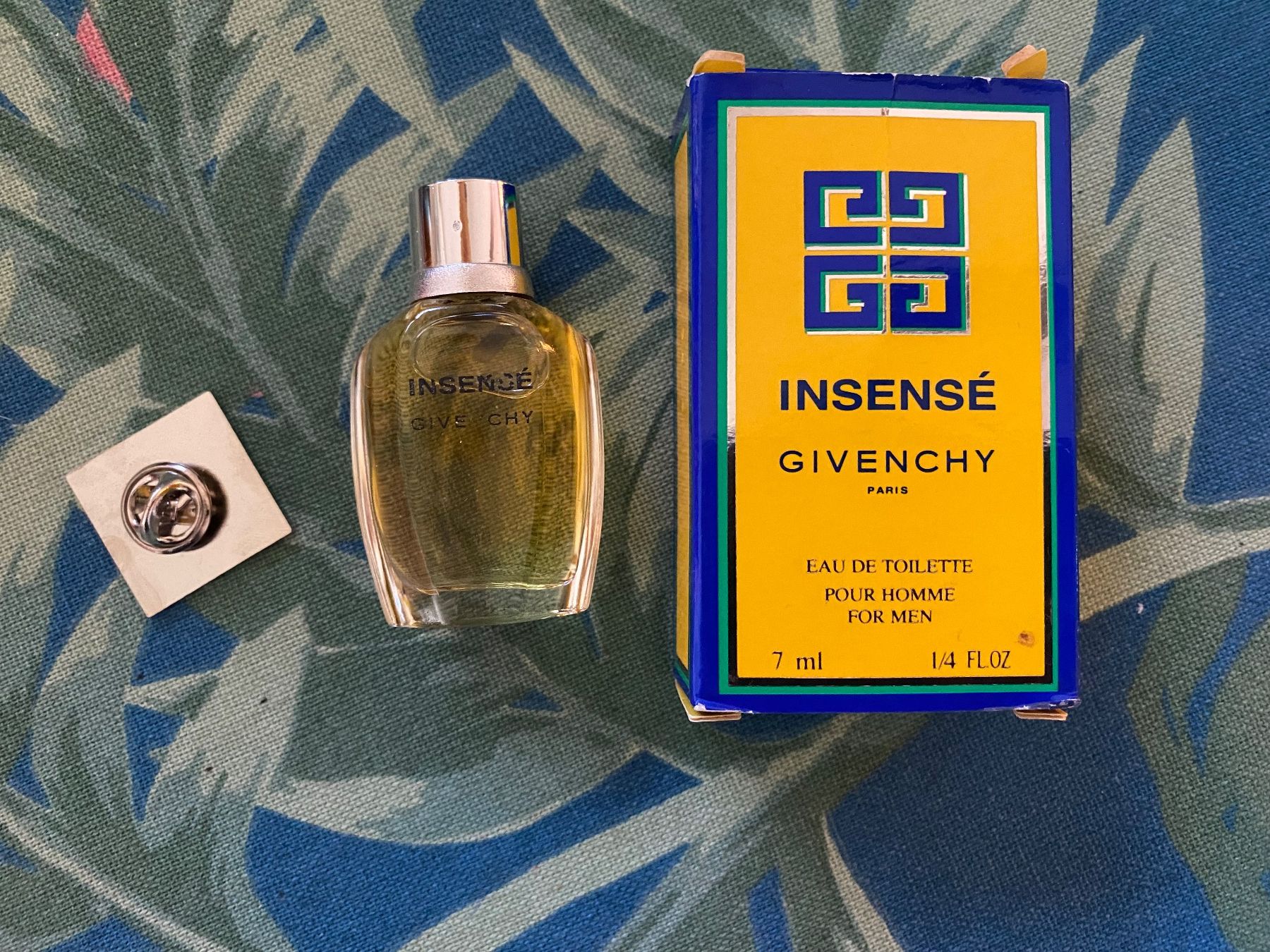 Givenchy Parfum & Eau de Toilette: Miniature Insensé de Givenchy avec pin's – Neu und originalverpackt aus Bouveret von wes_7zll 1