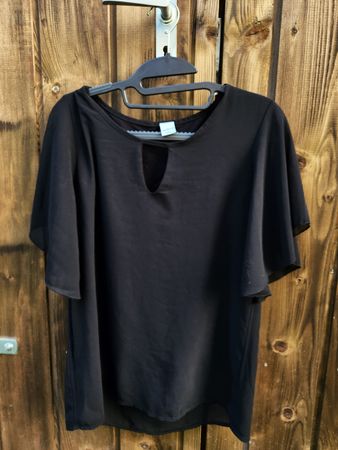 Schwarze Tunika mit Untershirt