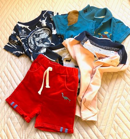 Knaben Paket , 4x T-Shirt 1 x Shorts Gr. 110