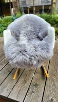 Weiches, flauschiges Lammfell in der Farbe silbergrau