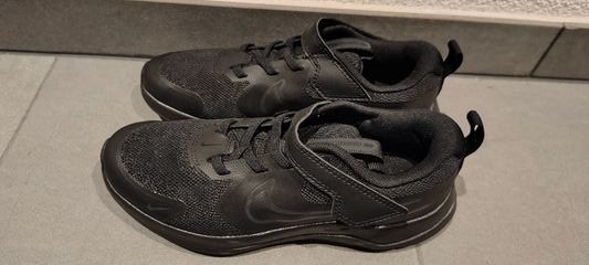 Nike Scarpe per ragazzi: Nike Turnschuhe/Sneaker Gr. 33.5 – Usato da Oberhofen AG venduto da iitf2020 1