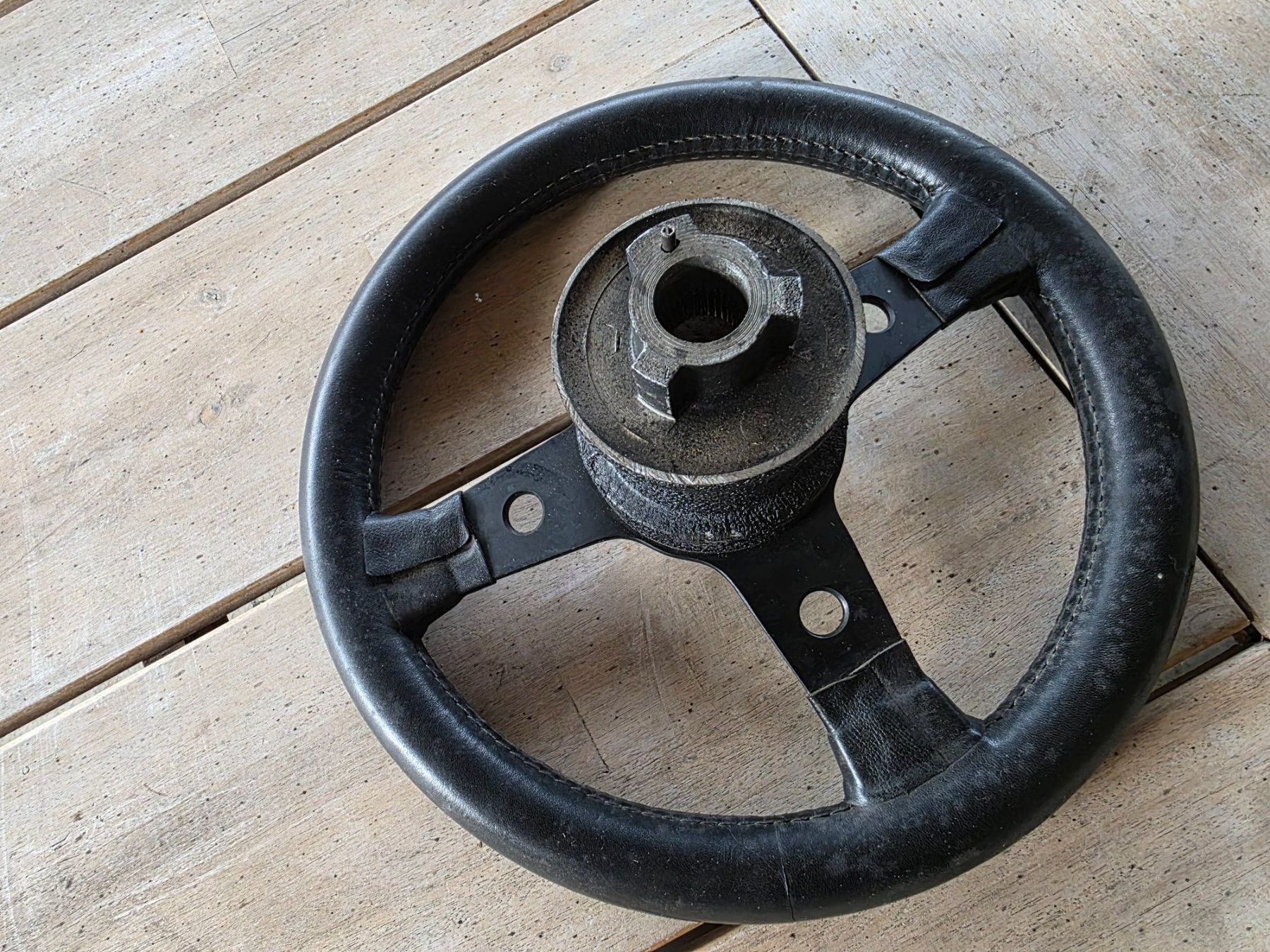 Volvo Alle Autoersatzteile: altes Oldtimer Lenkrad Auto Youngtimer Zubehör Volvo 31 cm – Gebraucht aus Walterswil BE von Lonitti 5