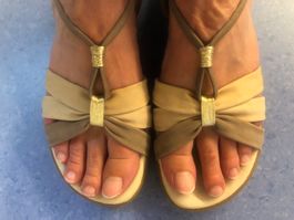 Sandalen Touch Me Bata beige Creme Gold