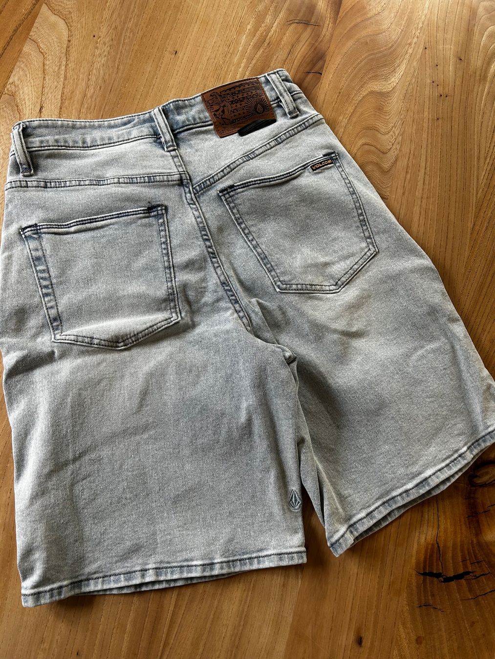 Volcom Jeans: Jeansshorts Volcom Grösse 26 – D'occasion à Chur par lea_qg88 2