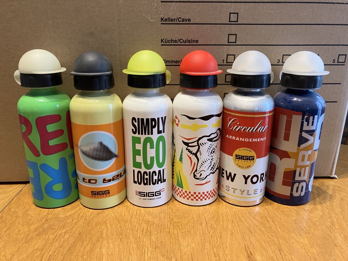 Sigg Borracce & Thermos: Konvolut 45 Sigg Trinkflaschen aus Sammlung – Nuovo (secondo la descrizione) da Balterswil venduto da Swiss611 7