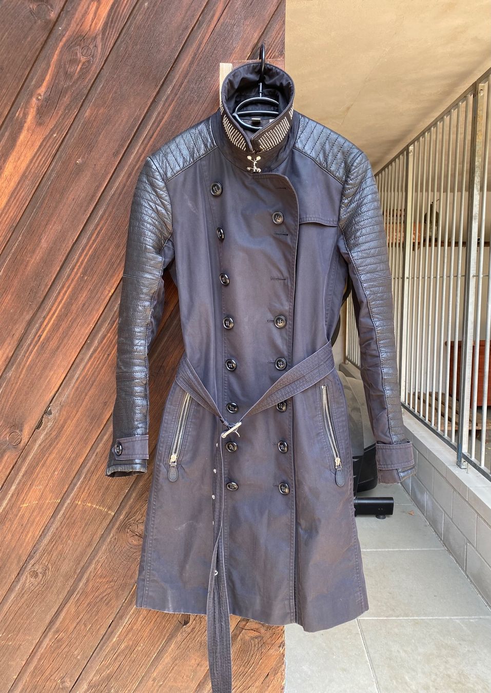 Burberry Mäntel: Schwarzer Burberry Brit Trenchcoat mit Leder – Gebraucht aus Roches BE von Anamun 1