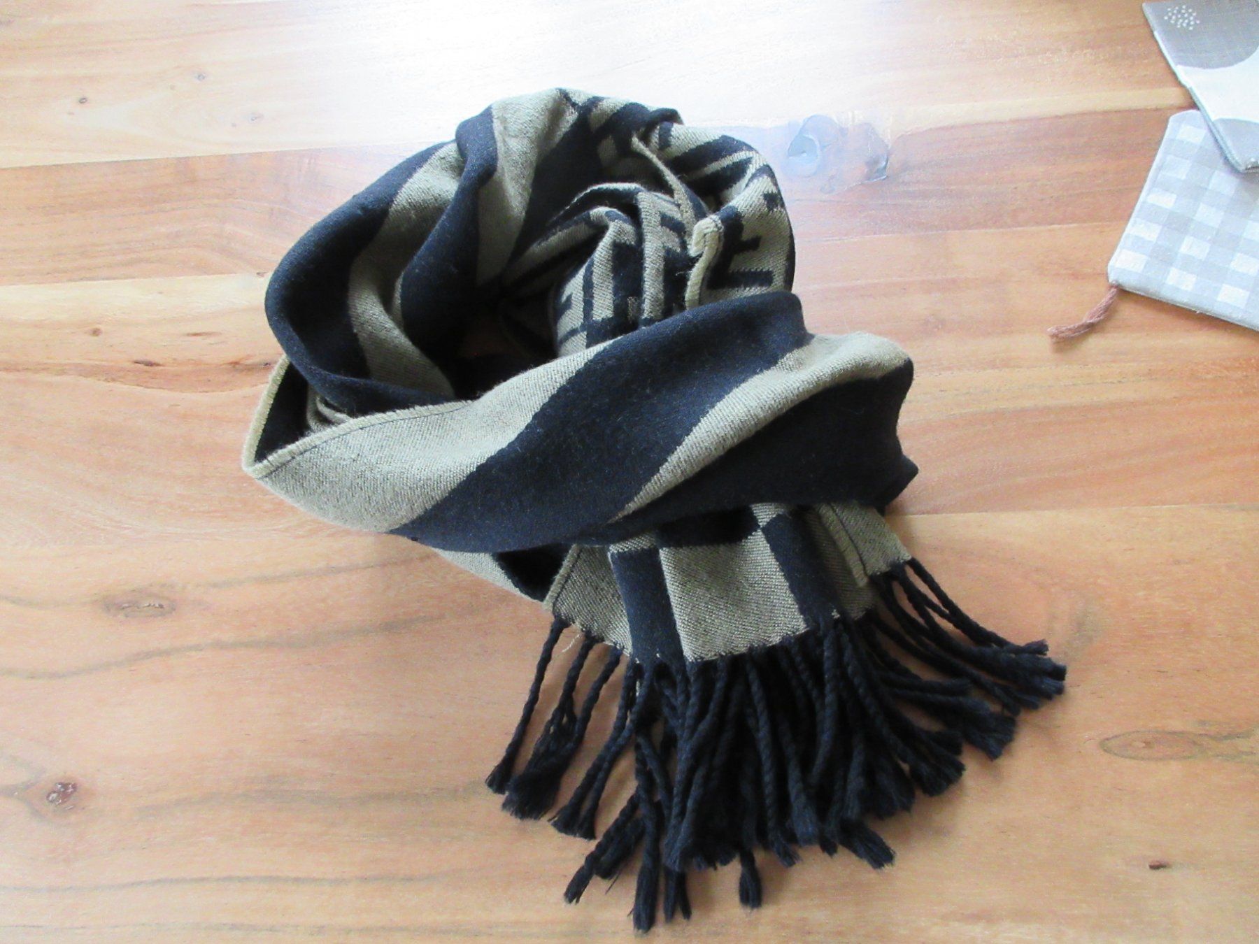 Fendi Foulard & Sciarpe: FENDI 100% WOOL Schal/Scarf/Italy!! – Usato da Goldach venduto da mamakotzi 2