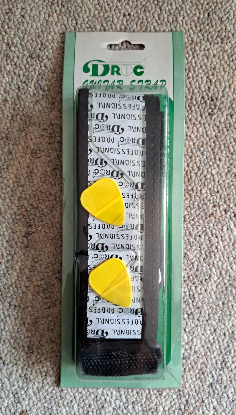 Strumenti musicali: GITARRENGURT -  mit 2 Plektren - Neu - Liquidation – Nuovo e nell'imballaggio originale da Grenchen venduto da Yamahwildstar16 2