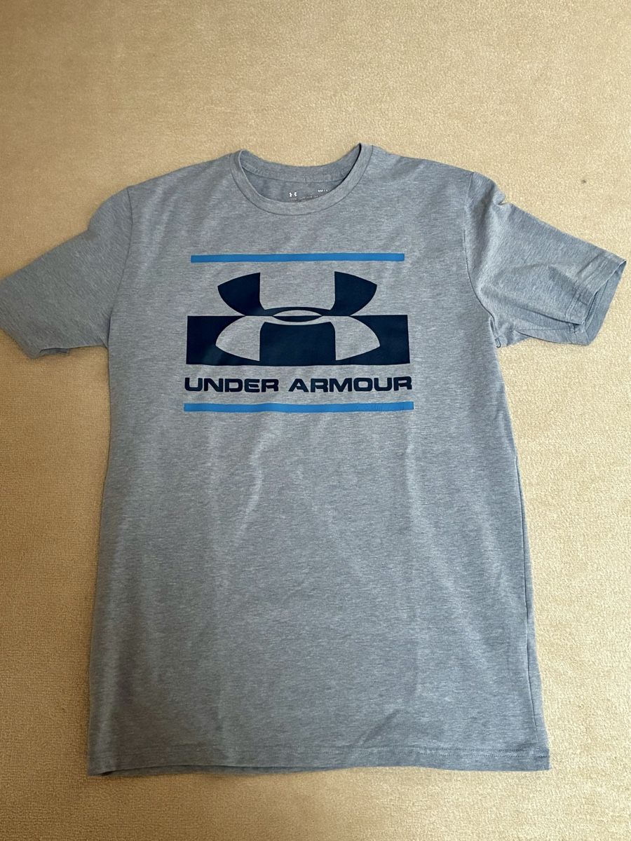 Under Armour T-shirt: Under Armour Grey Short Sleeve Shirt – Nuovo (secondo la descrizione) da Schaan venduto da RicX-10