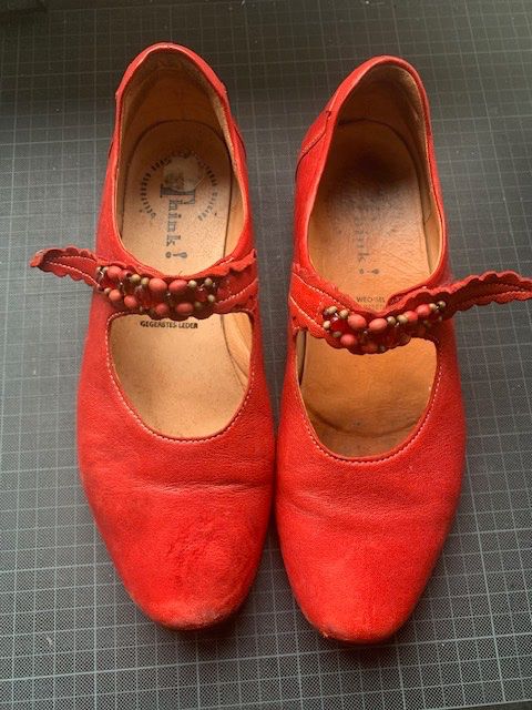 Think Damenschuhe: rote Leder-Damenschuhe von Think – Gebraucht aus Menzingen von MUNTERwegs