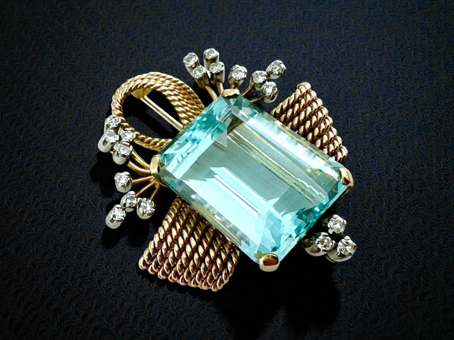 Spille & Fermagli: FRISCHKNECHT, Aquamarin - Diamant - Brosche, ca. 37.8 ct – Usato da Zuzwil SG venduto da artimmo 1