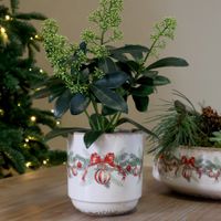 Chic Antique Übertopf mit Weihnachtskugel und Schleife