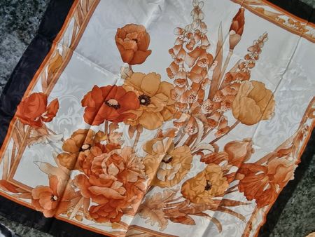 Seide Foulard mit schönem Muster