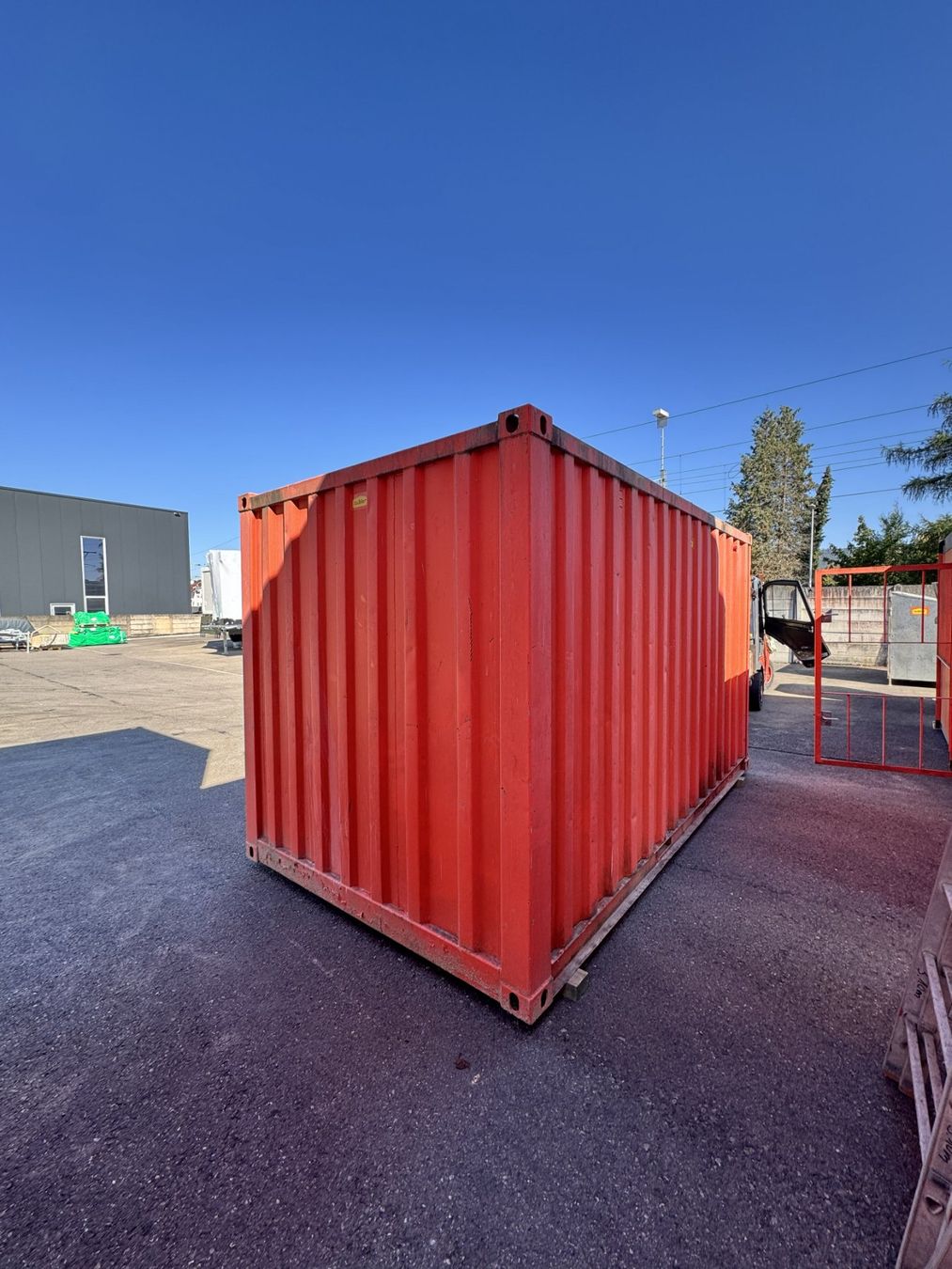 Contenitori edile: Materialbaracke gross inkl. Inhalt – Usato da Hunzenschwil venduto da Zubler_AG_5502