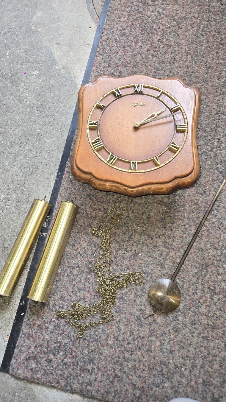 Orologi da terra & Orologi da parete: Rustikale Holz Wanduhr – Usato da Uzwil venduto da BrokiFloh