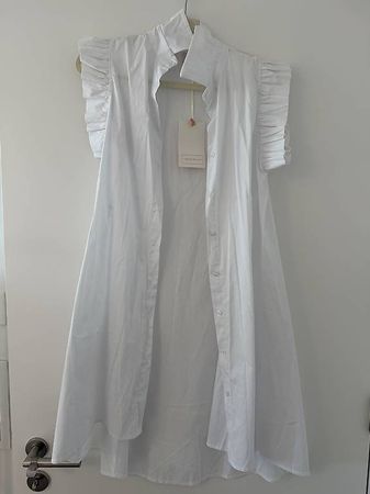 Weisses Kleid mit Rüschchen
