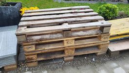 2 Europalletten und 2 "andere" Palletten
