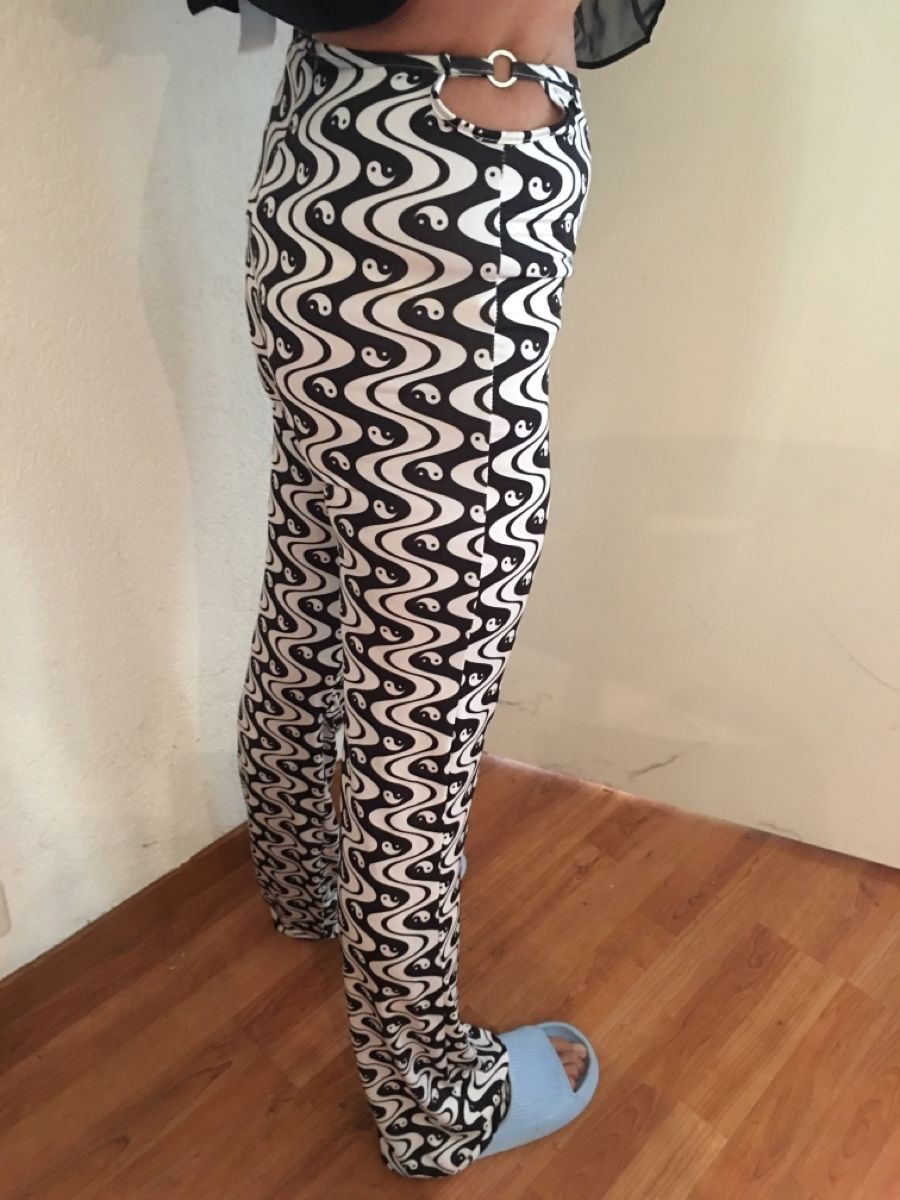 Pantaloni: Ying Yang Hose - Groovy Style - Pull& Bear - Größe S – Nuovo (secondo la descrizione) da Le Grand-Saconnex venduto da christianbmarx
