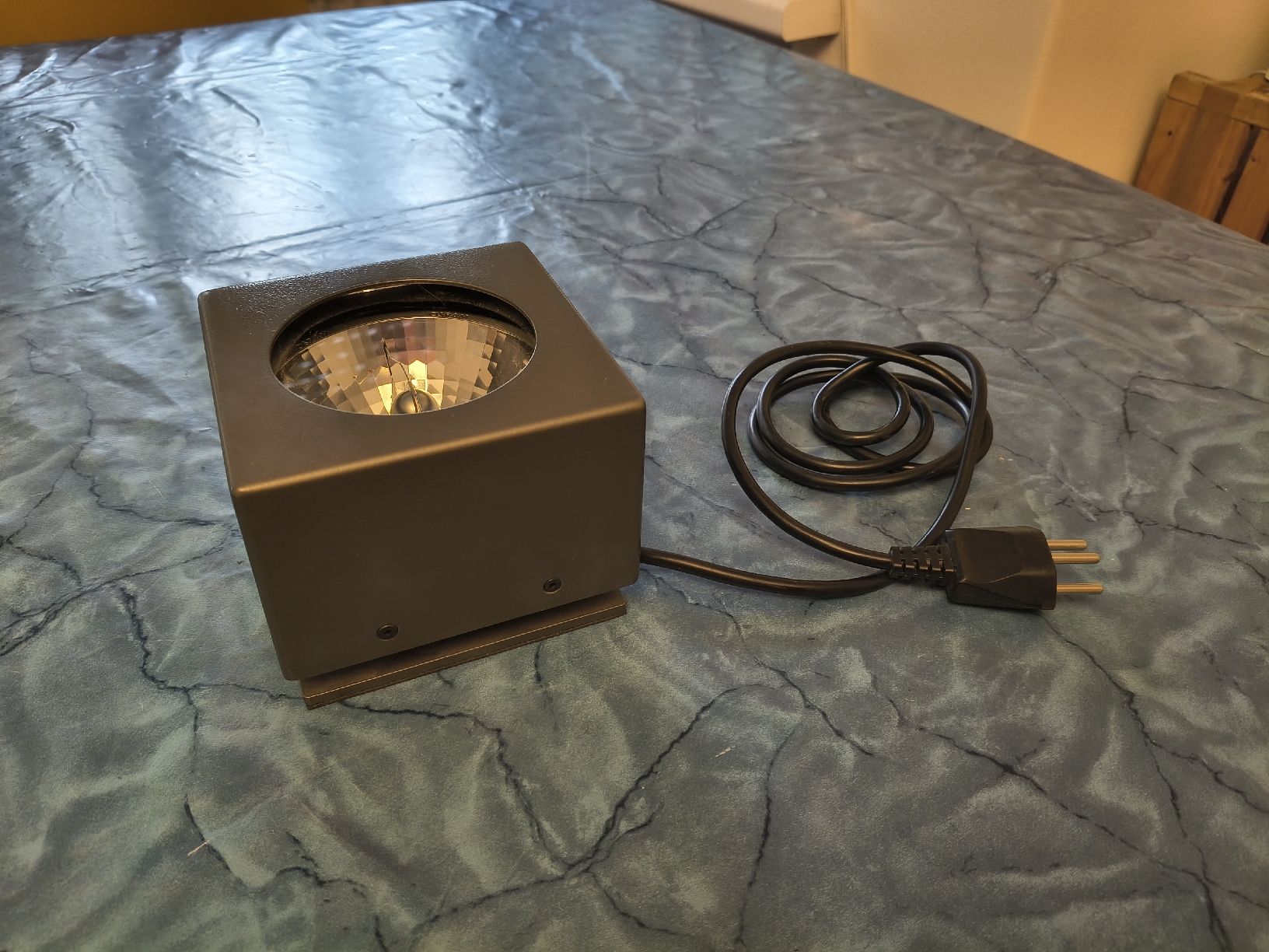 Lampes: Hellinge HELLBOX B Cube Light 40W 230V – D'occasion à Zürich par TrainLine