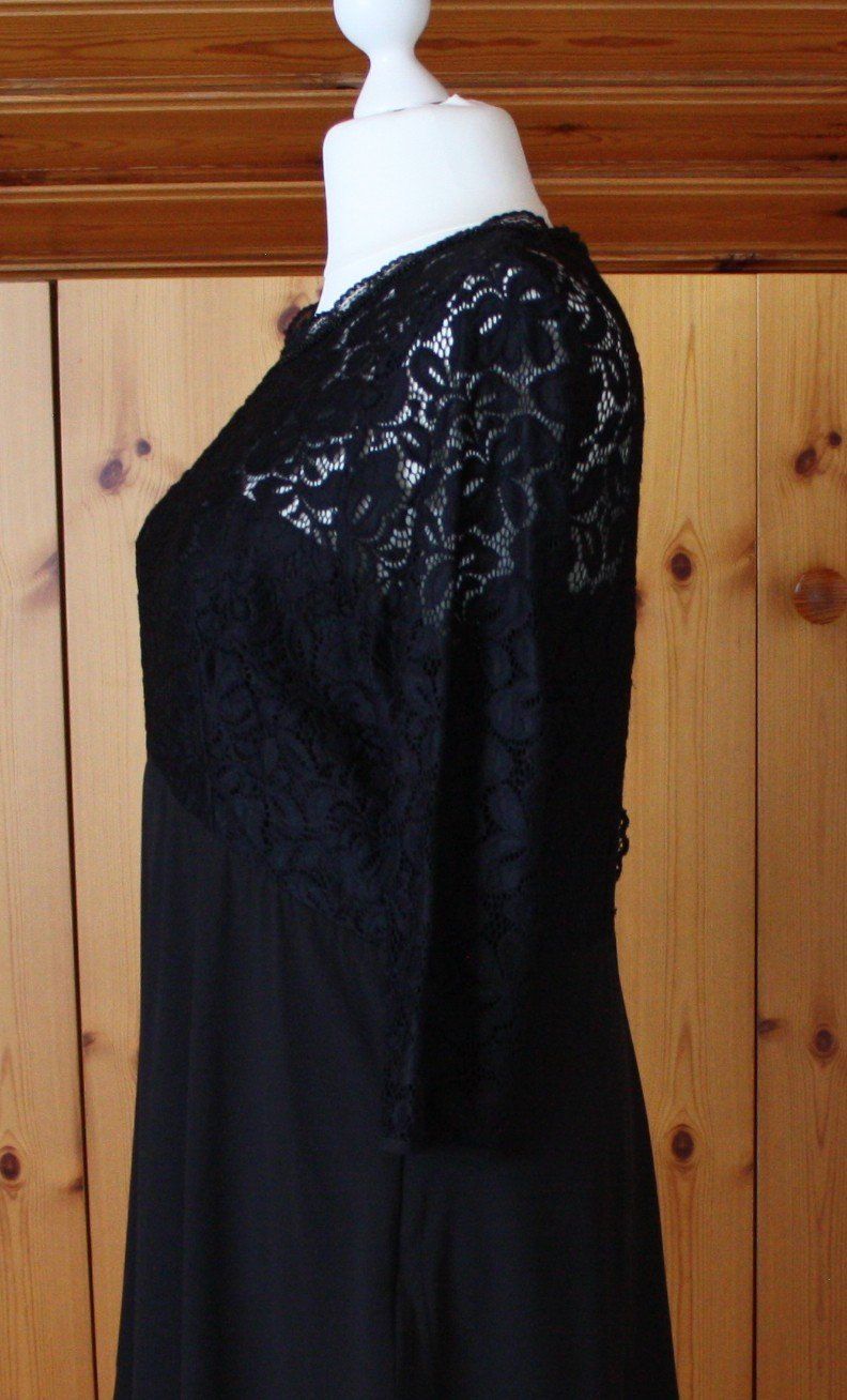 Vestiti: Kleid YESSICA mit Spitze schwarz Gr. 46 – Usato da Flüelen venduto da Diversicum-Curvy 5