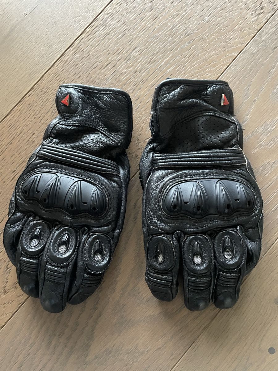 HJC Caschi & visiere: HJC Motorradhelm mit Triumph Handschuhe, Schwarz – Usato da Zürich venduto da jwiet 6