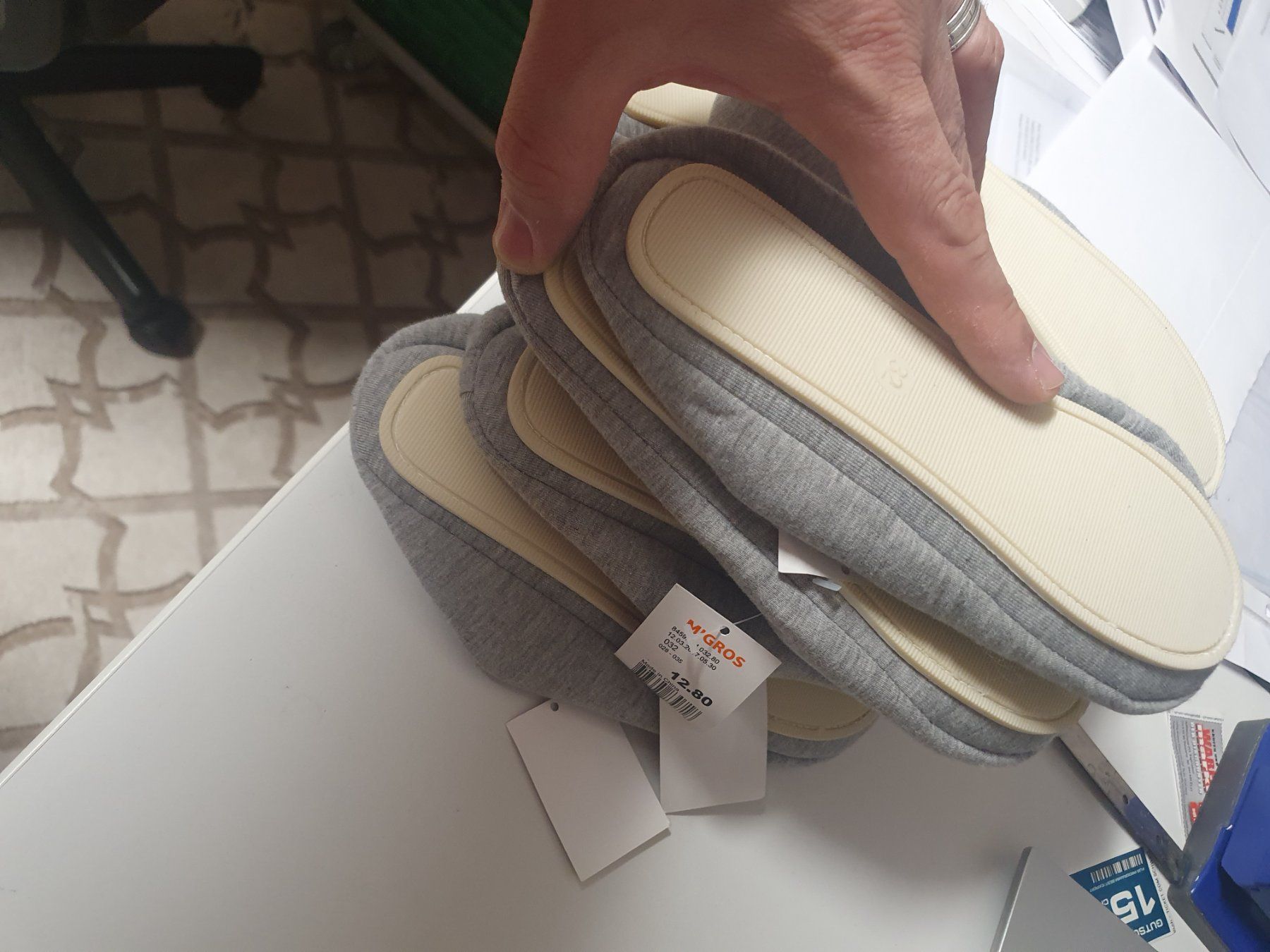 Scarpe per ragazzi: Hausschuhe Flip Flop Kinder Slipper 32 – Nuovo e nell'imballaggio originale da Zürich venduto da Alibaba1234
