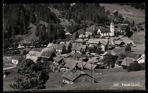 Cartoline postali: AK Flühli /Luz., Ortsansicht mit Kirche – Usato da Berlin venduto da bartko-reher