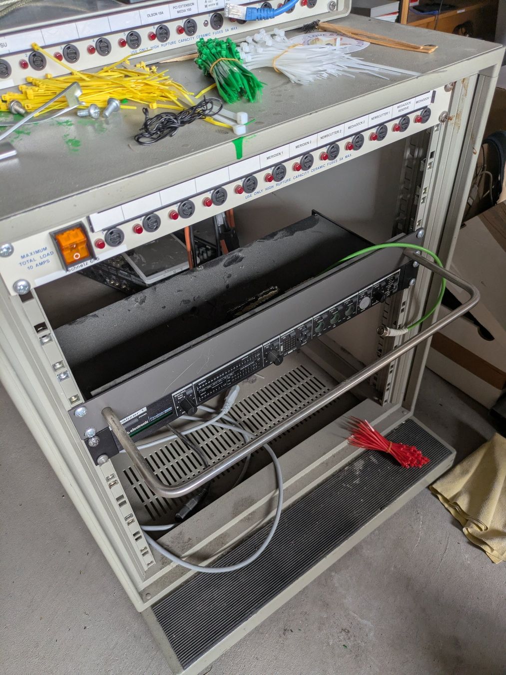 Racks & Cavalletti: 19" Mini Rack / Serverschrank auf Rollen – Usato da Neerach venduto da ciegolink