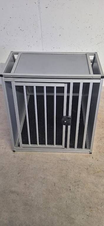 Cages, transport & sécurité: Hundebox mit Neigung  – D'occasion à Buochs par tam_8q8q 1