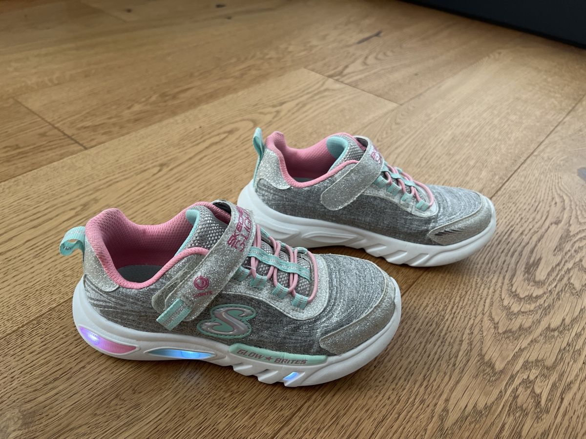 Scarpe per ragazze: Skechers Sneaker Gr. 30 mit Glitzer & Licht – Usato da Aeugst am Albis venduto da Bsaeub 1