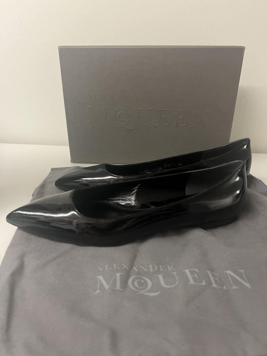 Alexander Mcqueen Damenschuhe: Alexander McQueen black patent leather flats 41 – Neu und originalverpackt aus Breganzona von maggy_l