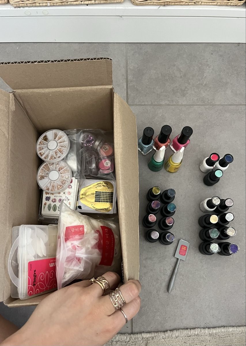 Künstliche Fingernägel: Set / Kit complet manucure & ongles - (Valeur > 150 CHF – Gebraucht aus Aigle von sow_m7gm