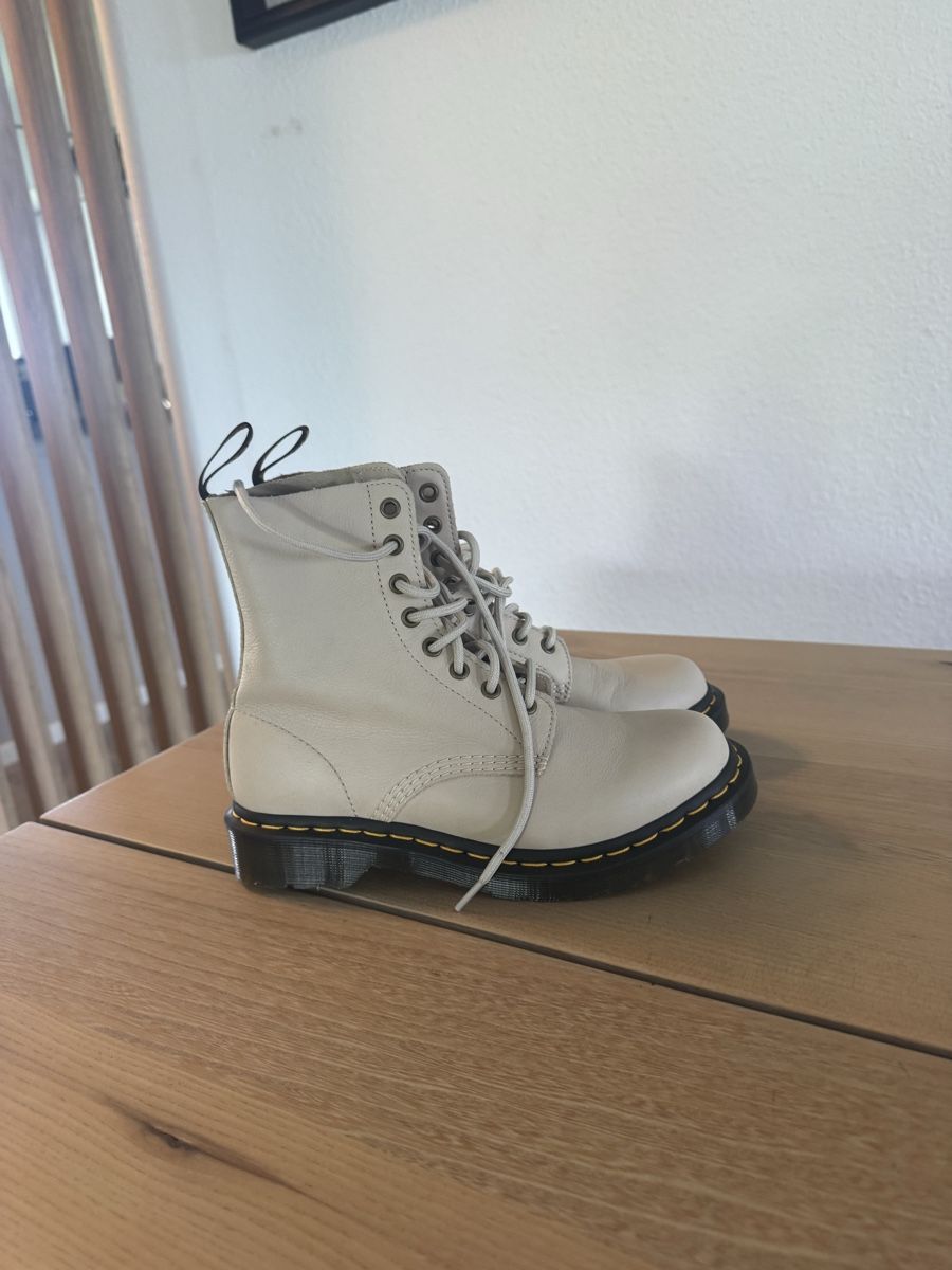 Dr. Martens Damenschuhe: Dr. Martens 1460 Pascal Stiefel Gr. 39 Beige NEU – Neu (gemäss Beschreibung) aus zürich von dalia06 1