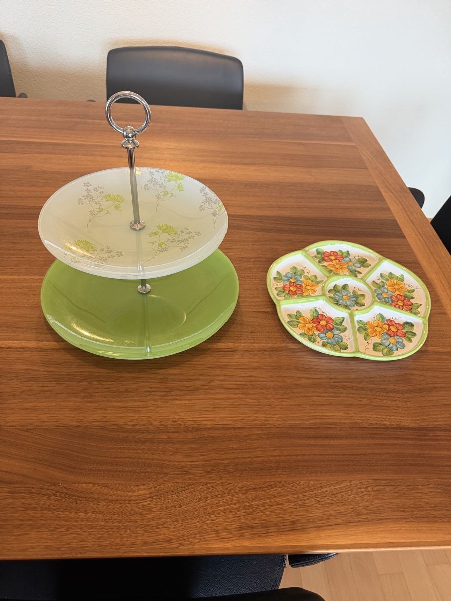 Set di piatti: Etagere und Servierteller Set mit Blumenmuster gebraucht – Usato da Erlenbach ZH venduto da topchick