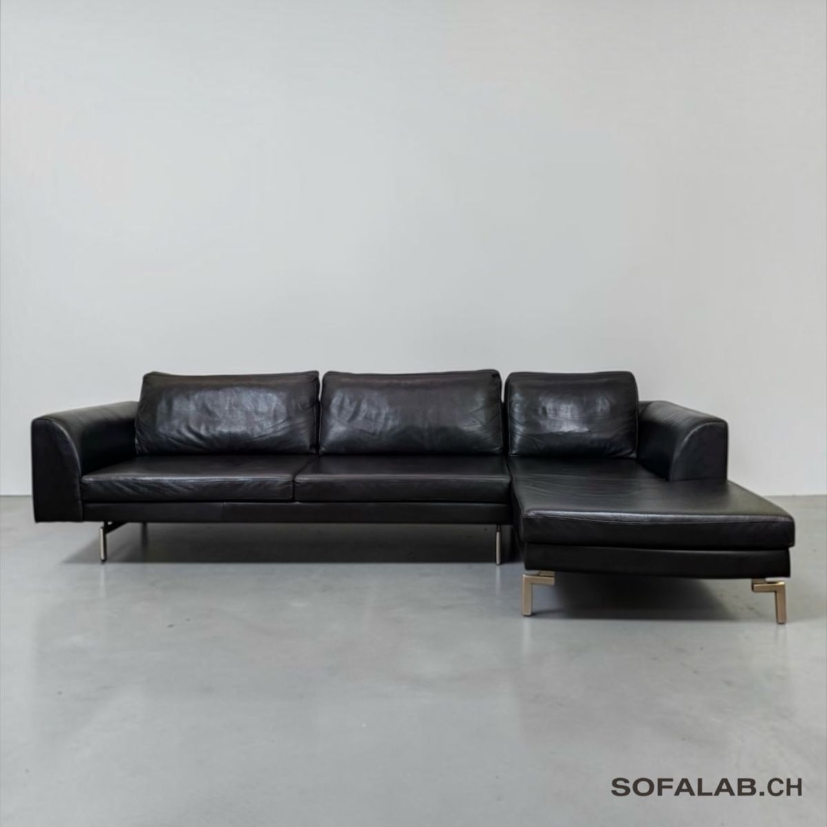 Sofas: Ecksofa aus echtem Nubukleder, schwarz – Gebraucht aus Bachenbülach von Sofalab.swiss