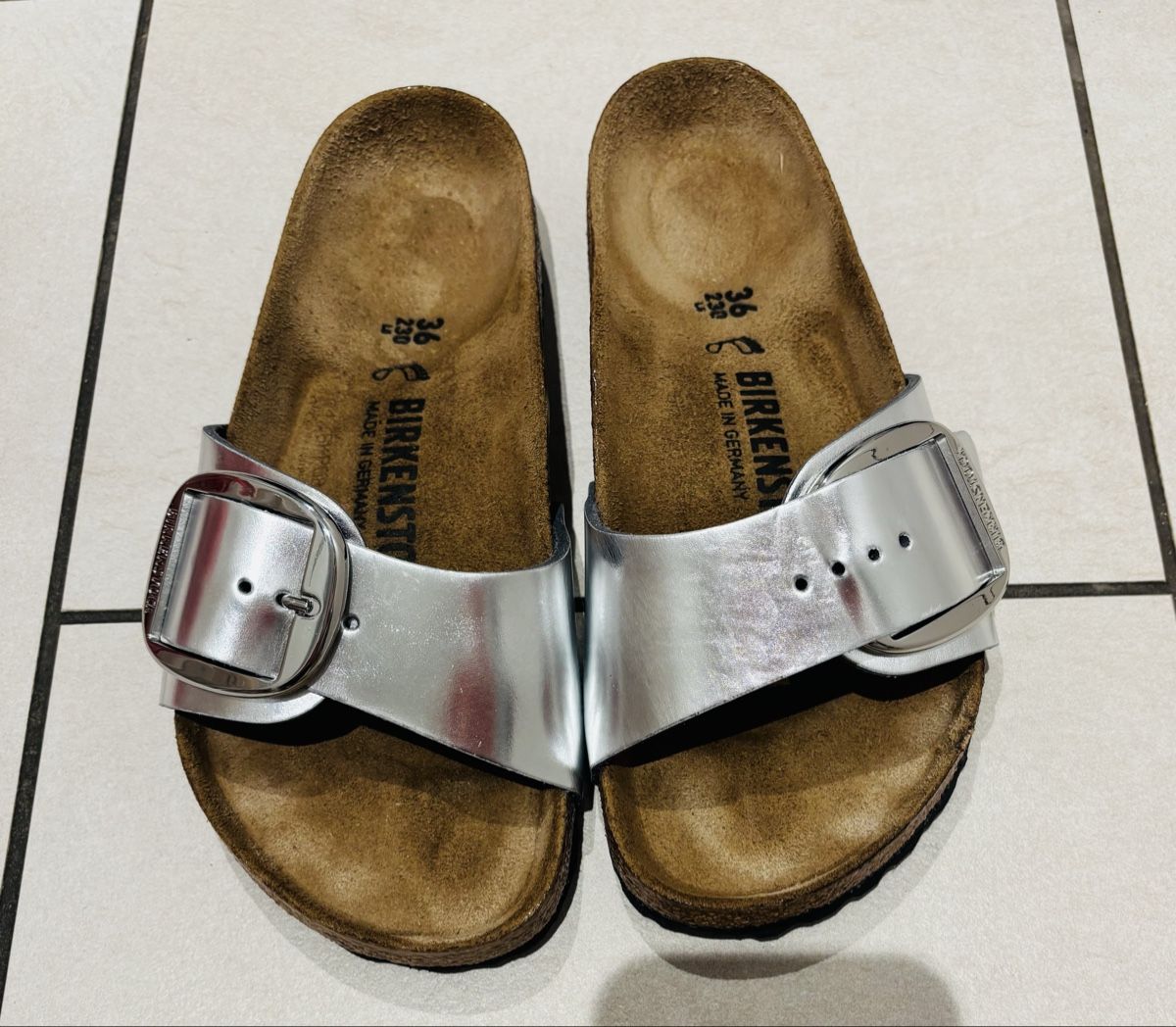 Birkenstock Scarpe da donna: Birkenstock, Madrid Big Buckle, metallic silver – Usato da Küssnacht am Rigi venduto da michimove 1