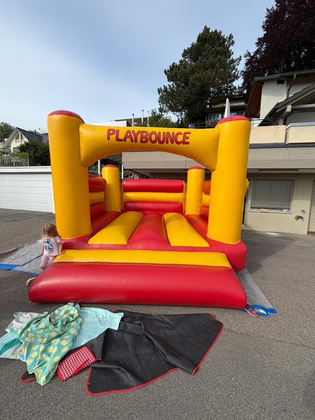 Jouets: Hüpfburg Playbounce – D'occasion à Obfelden par Nasensi