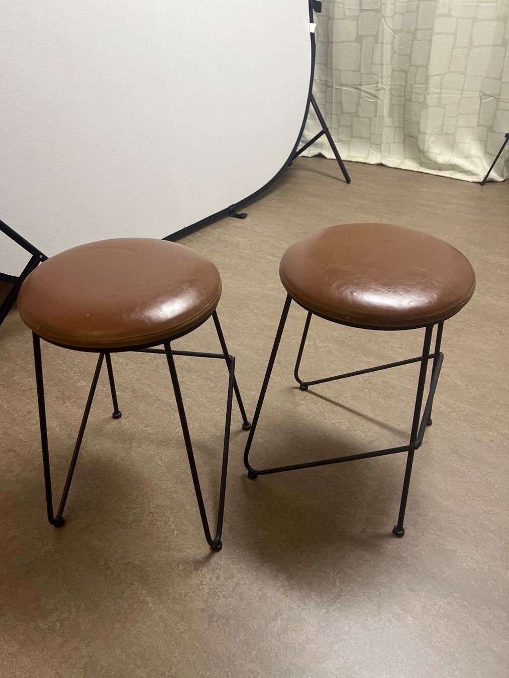 Maisons du monde Sgabelli: 2 Maisons du Monde Lederhocker – Usato da Goldau venduto da car_8v8h