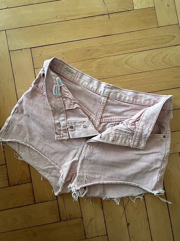 Pantaloni: Levis Hotpants blassrosa, Gr. W30 – Usato da Zürich venduto da car_php8 1