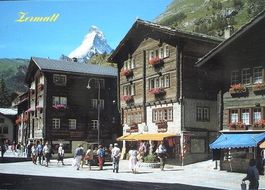 ZERMATT Dorfplatz mit Matterhorn
